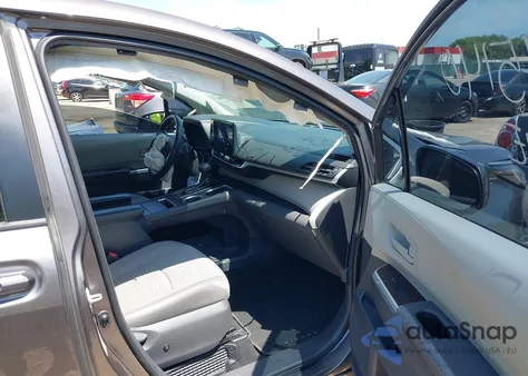 2021 Toyota Sienna Le z USA, uszkodzony, nr VIN 5TDKSKFC4MS004345